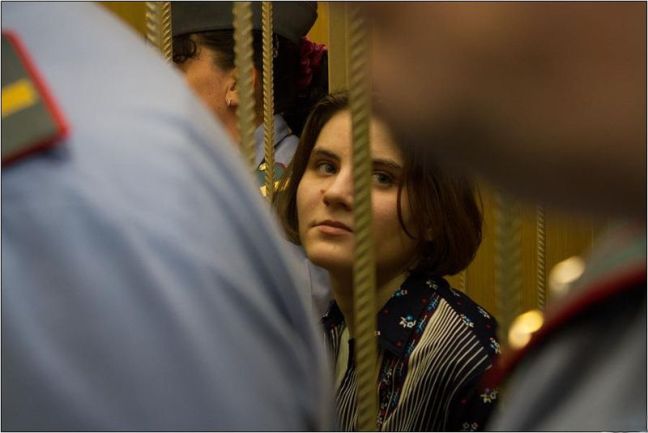 800px-Yekaterina_Samutsevich_(Pussy_Riot)_at_the_Moscow_Tagansky_District_Court_-_Denis_Bochkarev